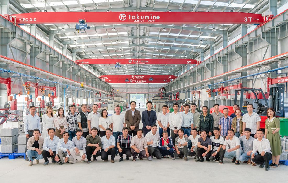 ベトナム工場の集合写真